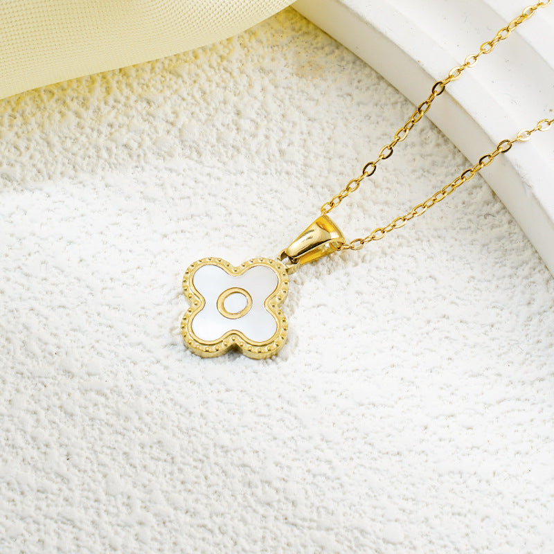 Collar de fritillaria blanca y negra con 26 letras de trébol de moda