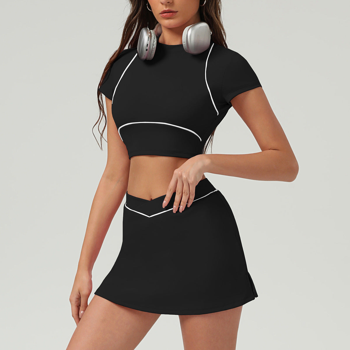 Ensemble deux pièces jupe de sport et tennis pour femme