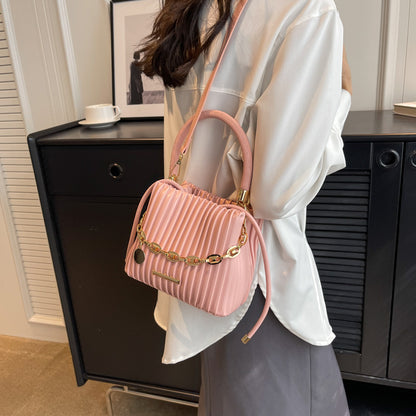 Sac à main seau plissé décontracté de couleur unie pour femme avec chaîne en métal