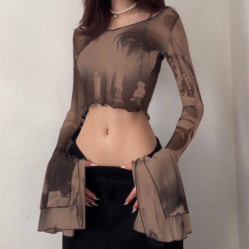 Top corto de malla gótica con mangas largas, transparente y corte entallado