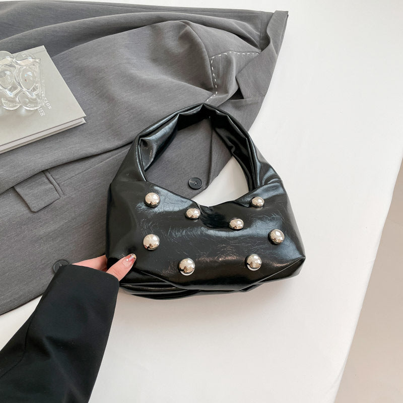 Bolso de mano con remaches de color liso para mujer, estilo urbano, de PU, para debajo del brazo