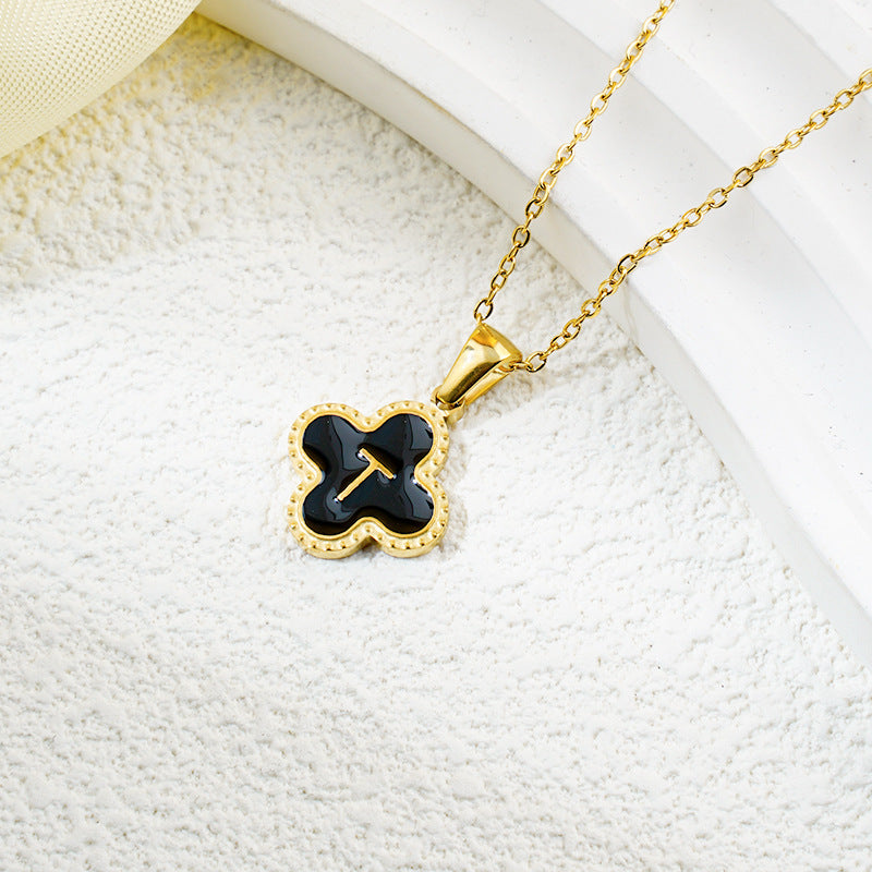 Collar de fritillaria blanca y negra con 26 letras de trébol de moda