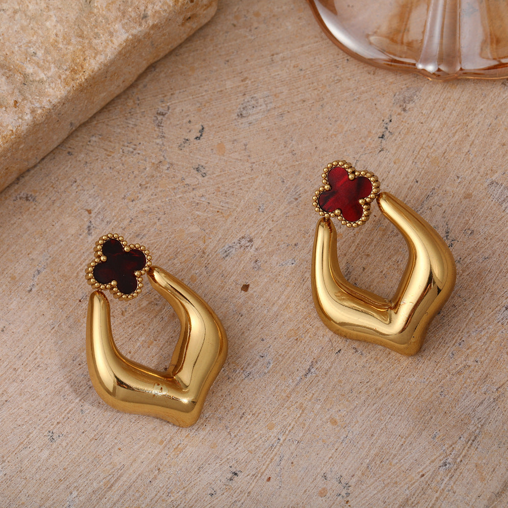 Boucles d'oreilles à tige en acier titane avec trèfle à quatre feuilles personnalisé