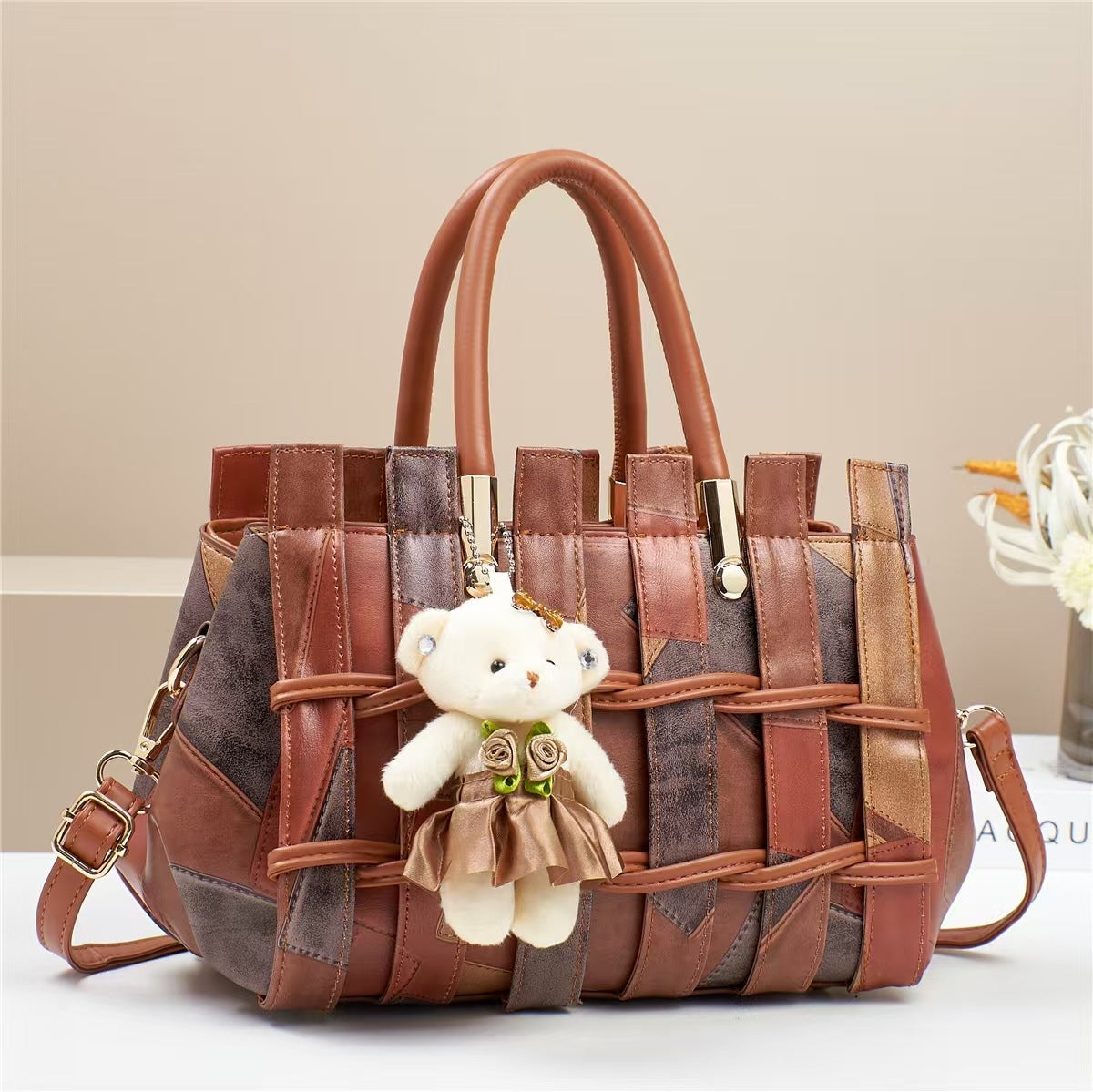 Bolso de mano retro tejido en contraste de color con colgante de oso para mujer