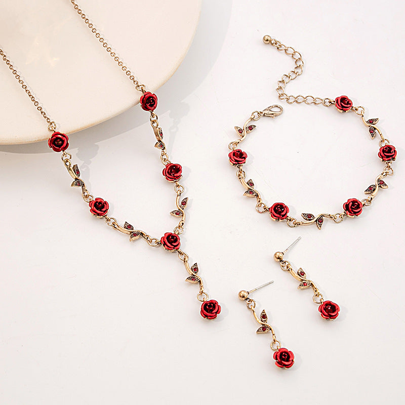 Conjunto de tres piezas de joyería floral con rosas vintage