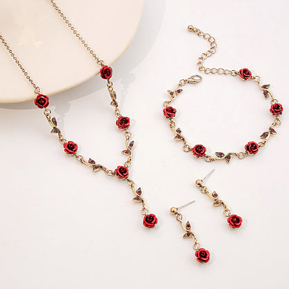 Conjunto de tres piezas de joyería floral con rosas vintage