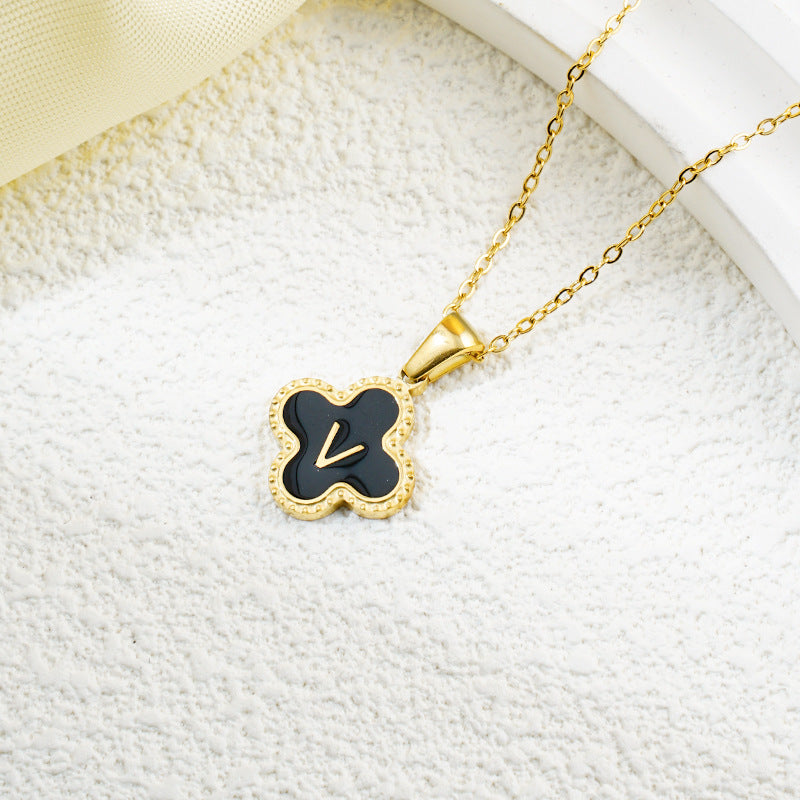 Collar de fritillaria blanca y negra con 26 letras de trébol de moda