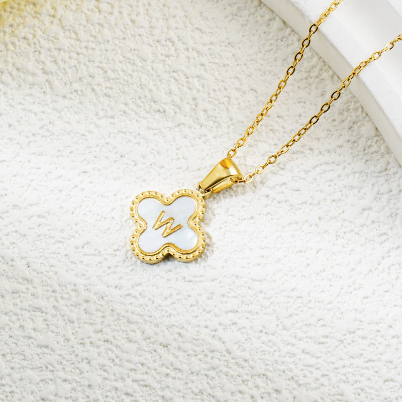 Collar de fritillaria blanca y negra con 26 letras de trébol de moda
