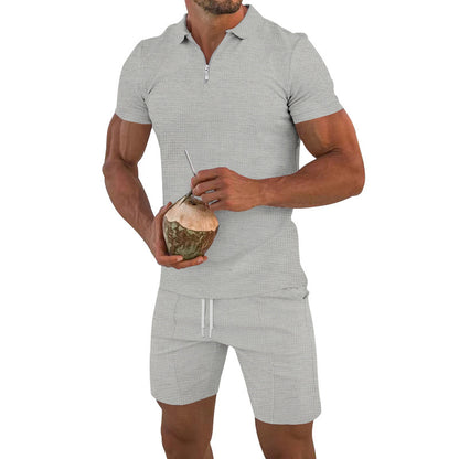 Conjunto de dos piezas de camiseta de manga corta con solapa y cremallera de color liso informal para hombre y pantalones cortos holgados