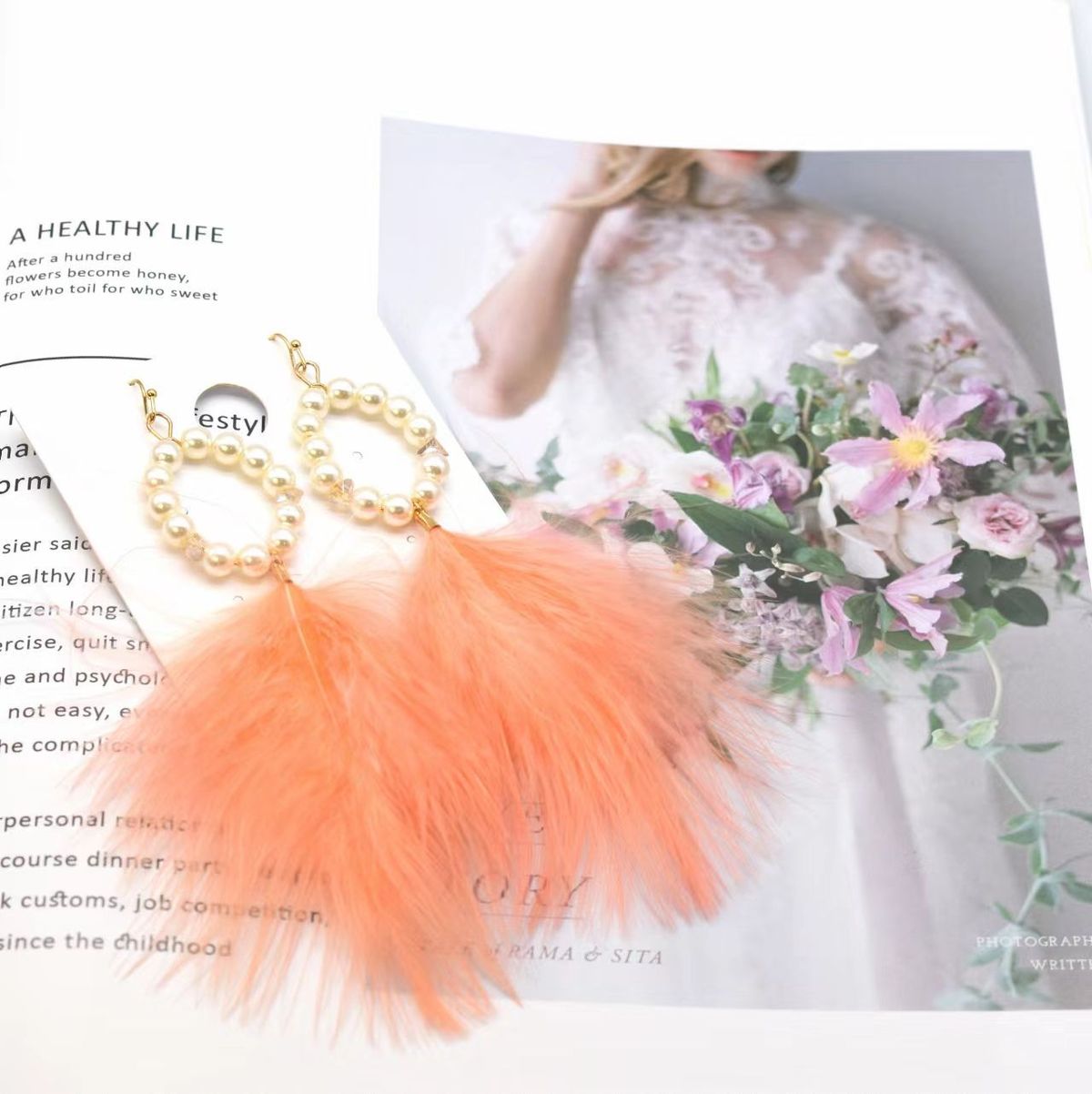 Pendientes de perlas de peluche con plumas bohemias para mujer
