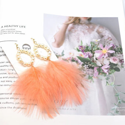 Pendientes de perlas de peluche con plumas bohemias para mujer