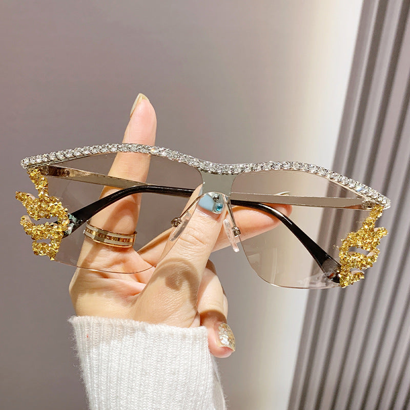 Gafas de sol sin montura con diamantes de imitación de metal irregulares de moda con un estilo único