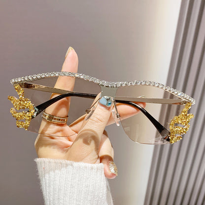 Gafas de sol sin montura con diamantes de imitación de metal irregulares de moda con un estilo único