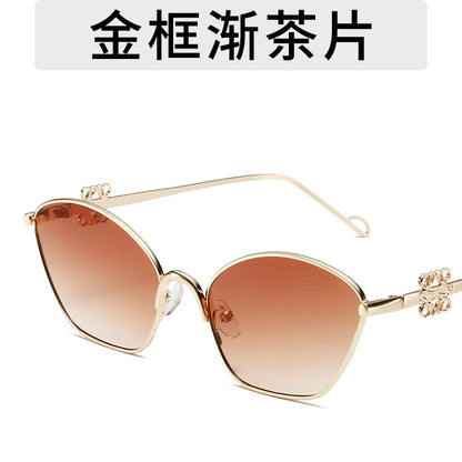 Gafas de sol poligonales con montura metálica sencilla