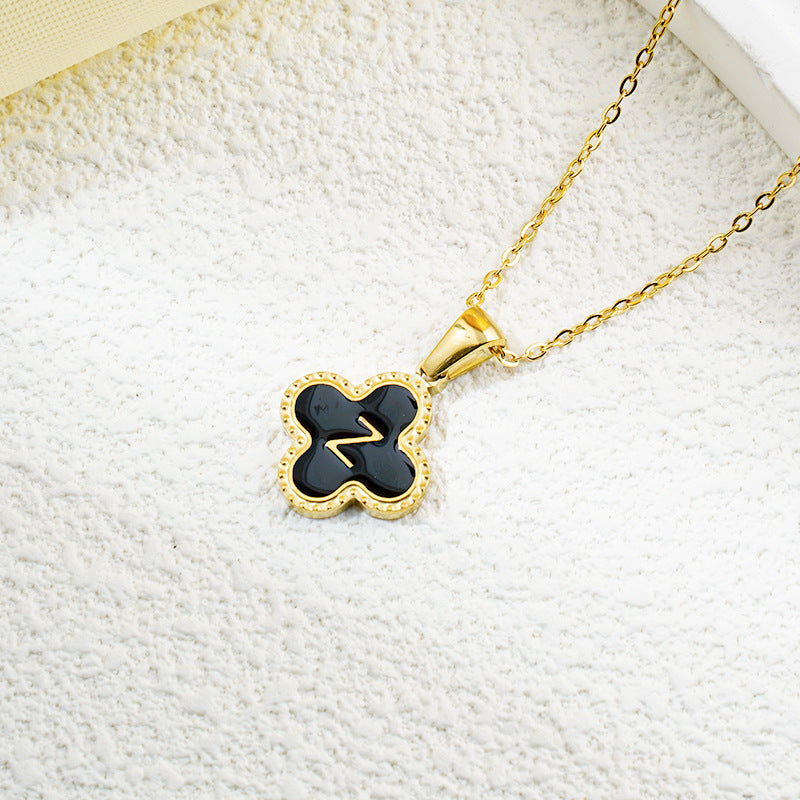 Collar de fritillaria blanca y negra con 26 letras de trébol de moda