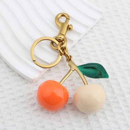 Llavero con colgante de resina con forma de cereza para bolso de mujer
