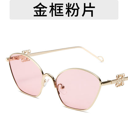 Gafas de sol poligonales con montura metálica sencilla
