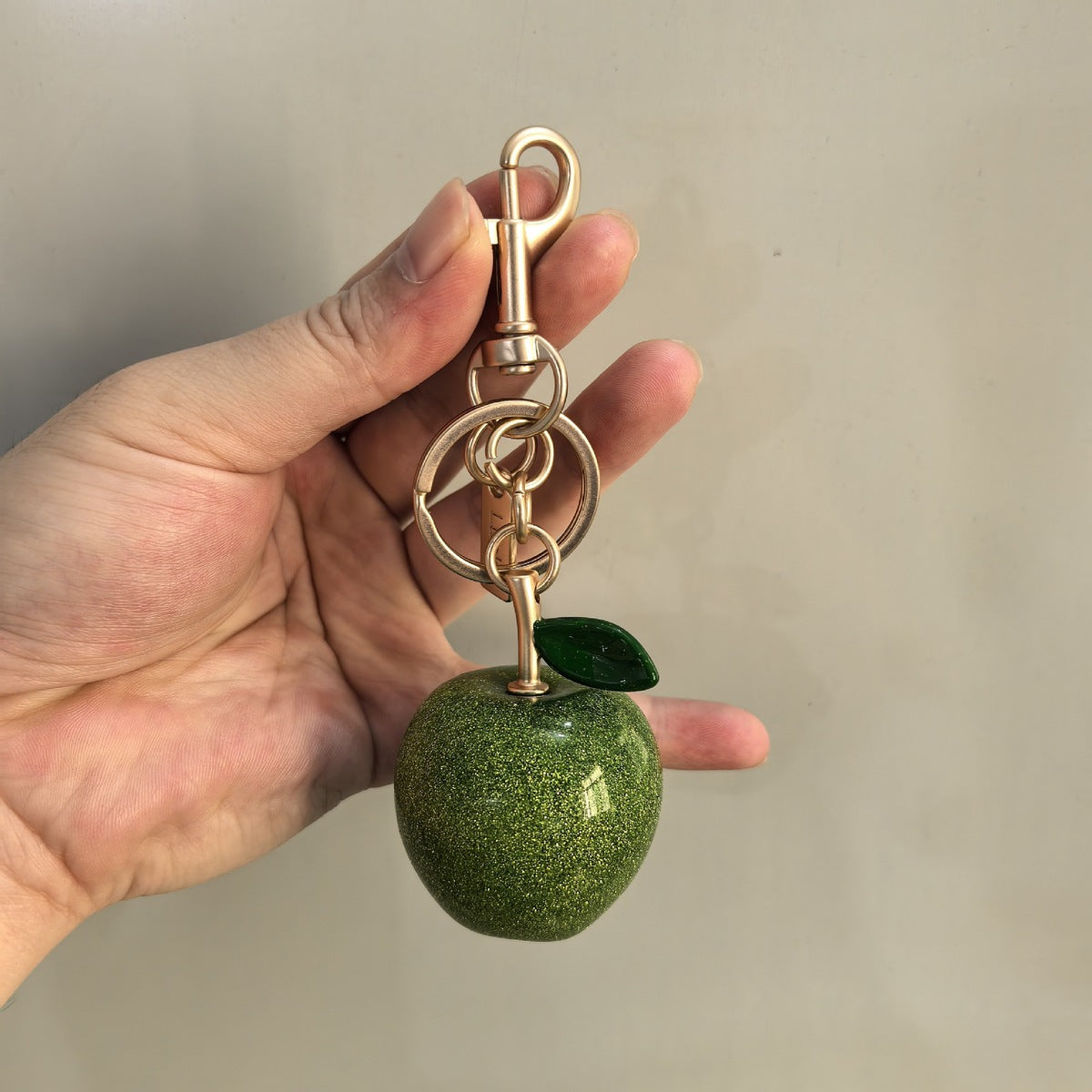 Porte-clés pendentif en forme de cerise, accessoire tendance en résine et métal