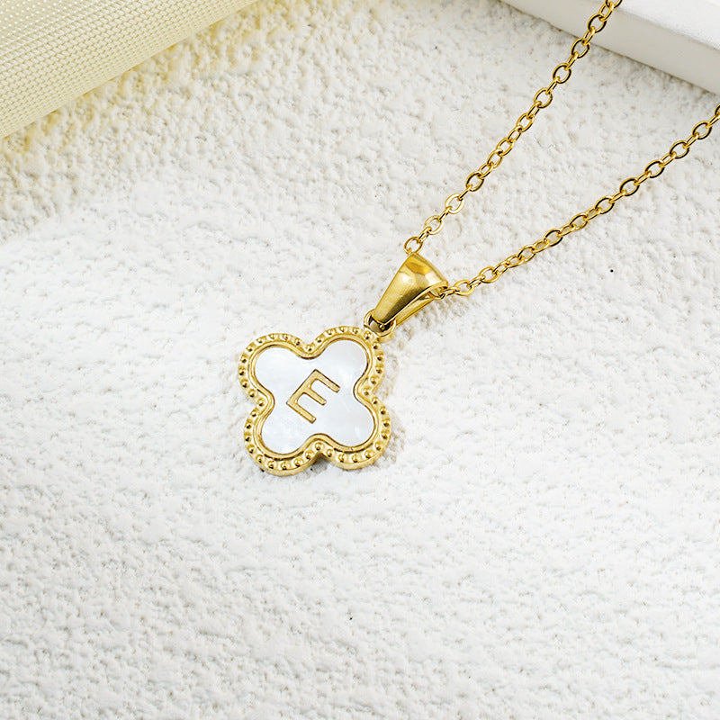 Collar de fritillaria blanca y negra con 26 letras de trébol de moda