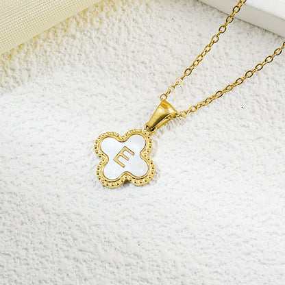 Collar de fritillaria blanca y negra con 26 letras de trébol de moda
