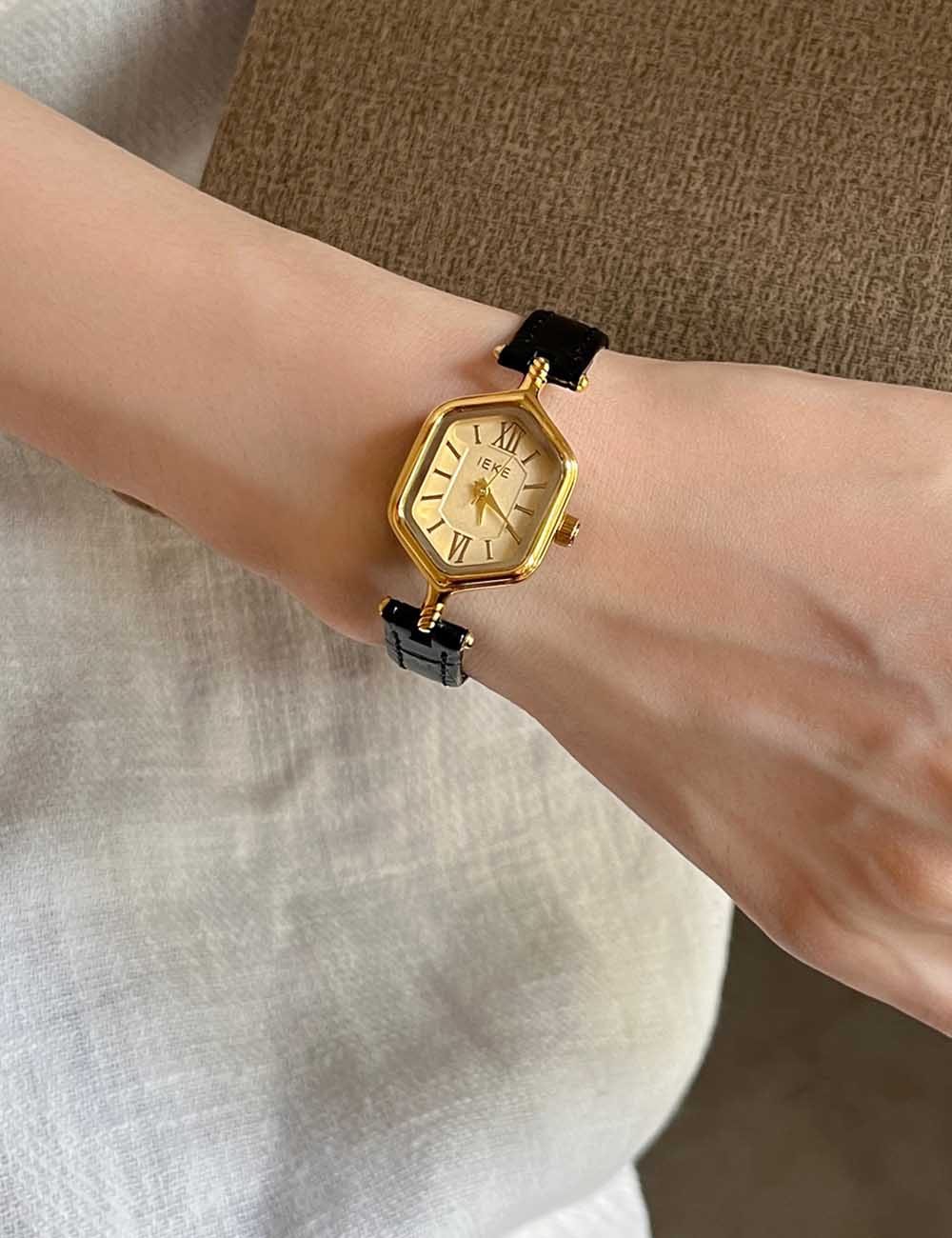 Trendy Diamond-Shaped Roman Dial Quartz Watch