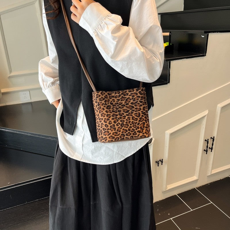 Retro Handbag With Pendant