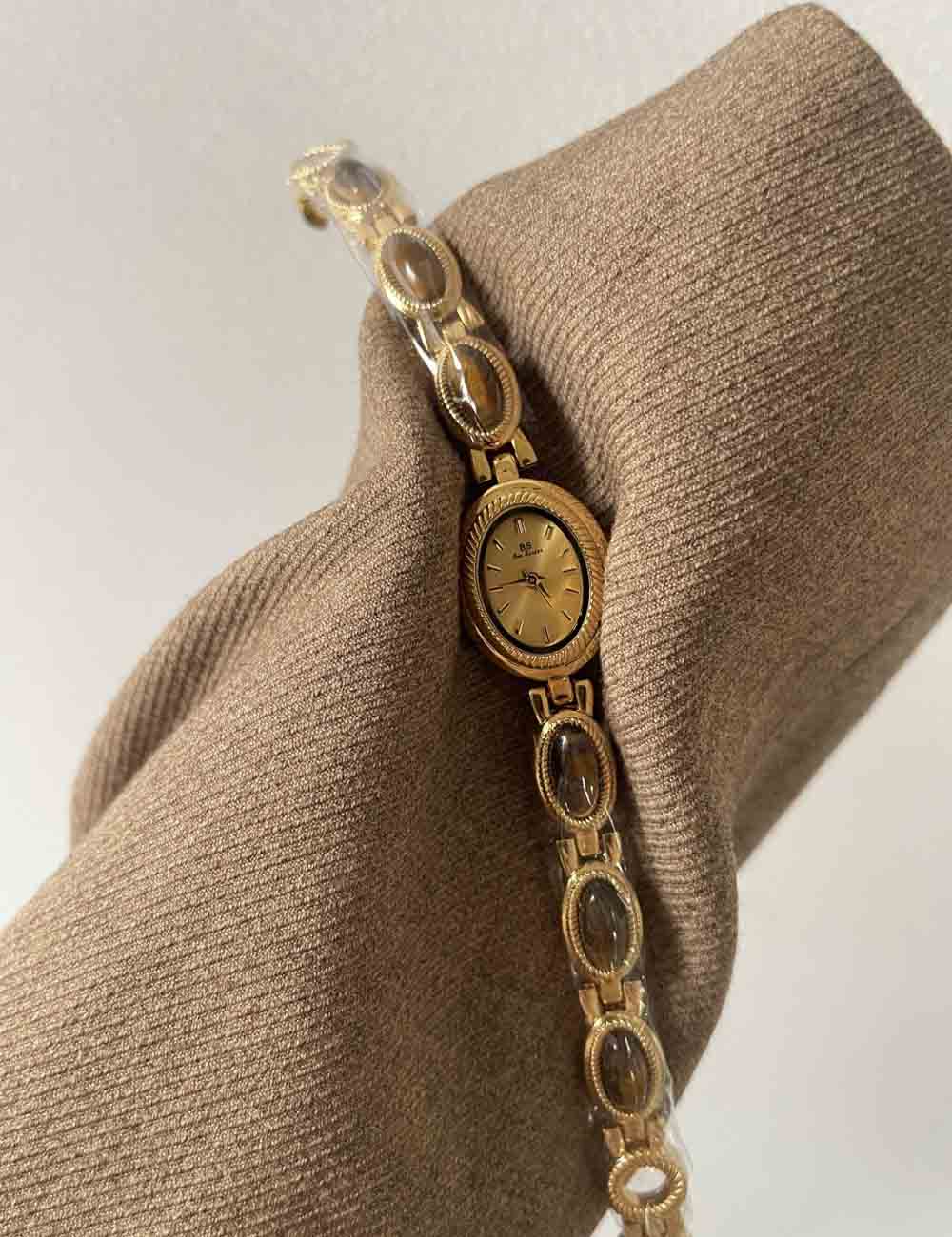 Retro Gold Tone Oval Dial Quartz Wrist Watch