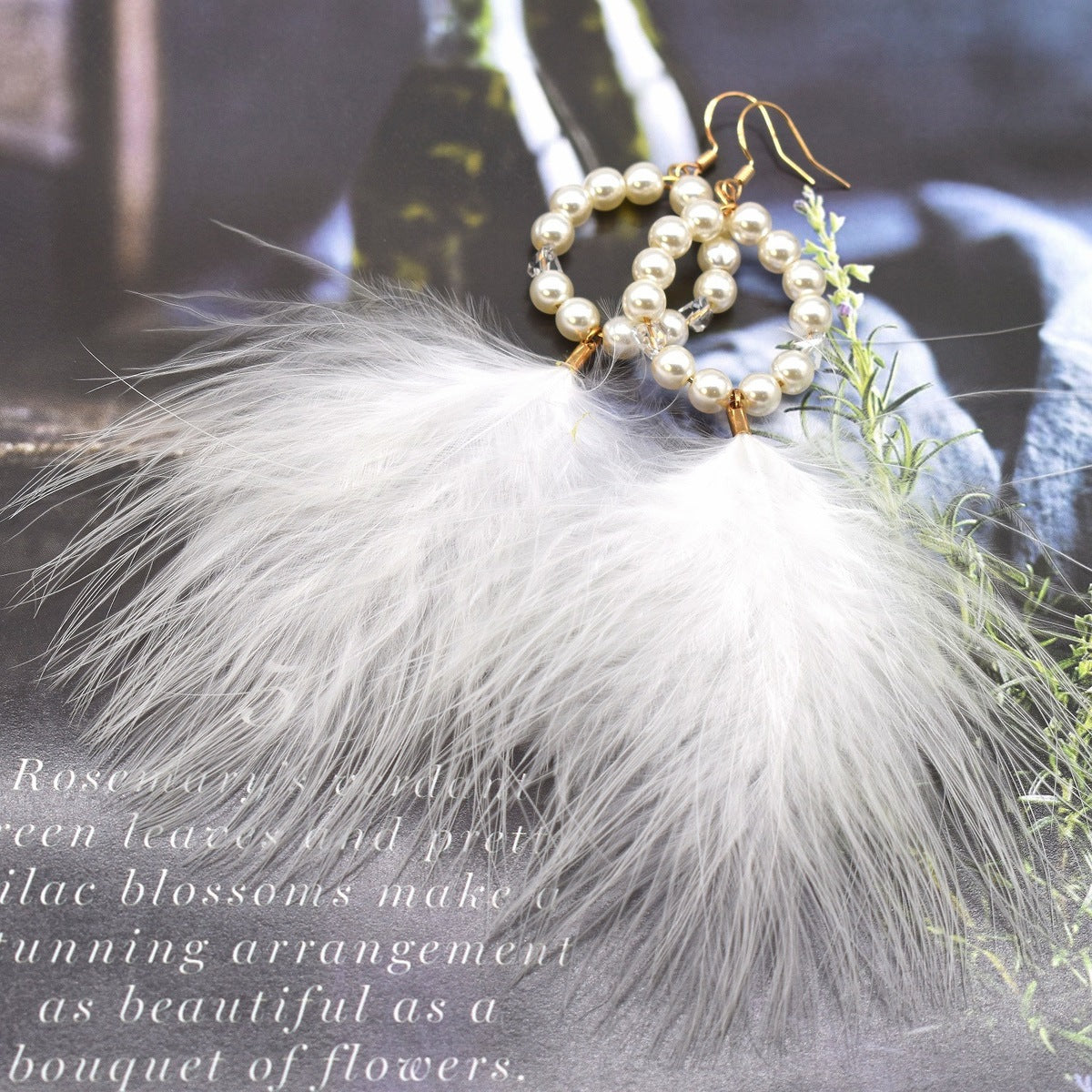 Pendientes de perlas de peluche con plumas bohemias para mujer