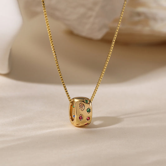 Collar con colgante de circonita chapado en oro de 18 quilates con diseño geométrico sencillo para mujer