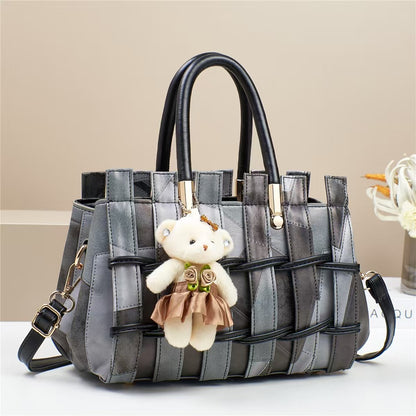 Bolso de mano retro tejido en contraste de color con colgante de oso para mujer