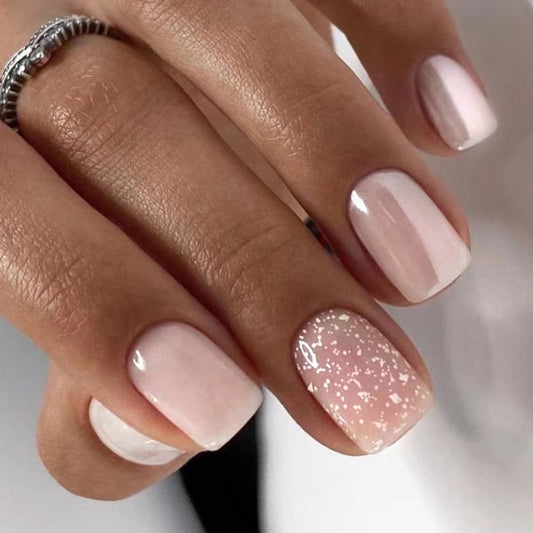 Arte de uñas corto rosa tierno y delicado con brillo perlado