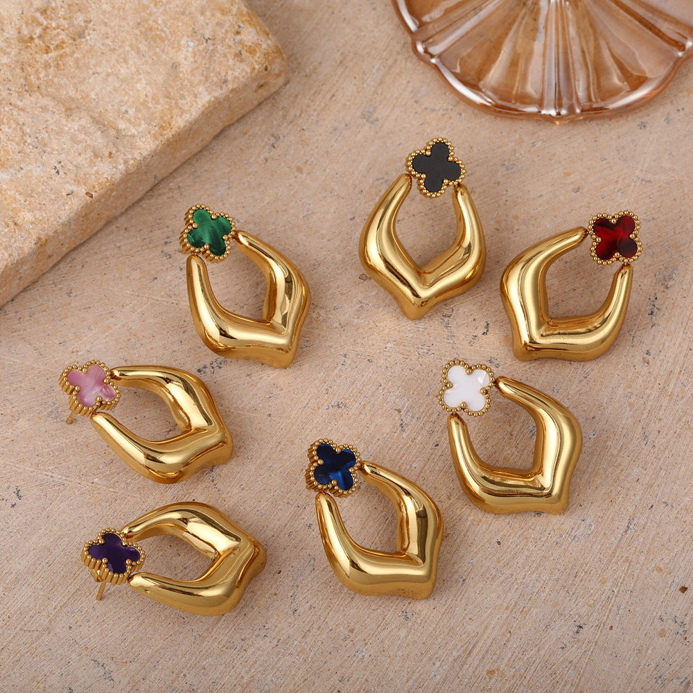 Boucles d'oreilles à tige en acier titane avec trèfle à quatre feuilles personnalisé
