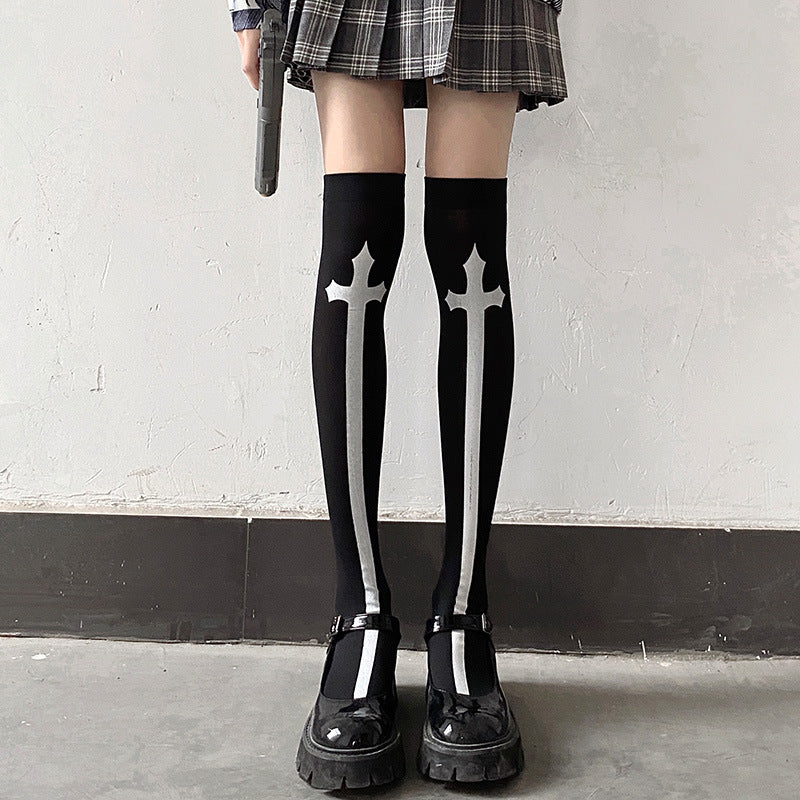Calcetines largos de tubo con calavera cruzada de Halloween para mujer