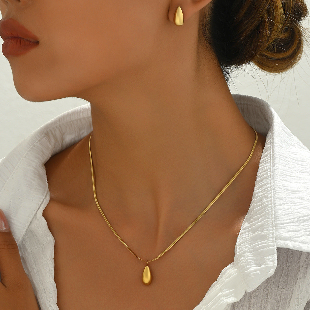 Women Fashion Water Drop Necklace Earrings Set in Titanium Steel