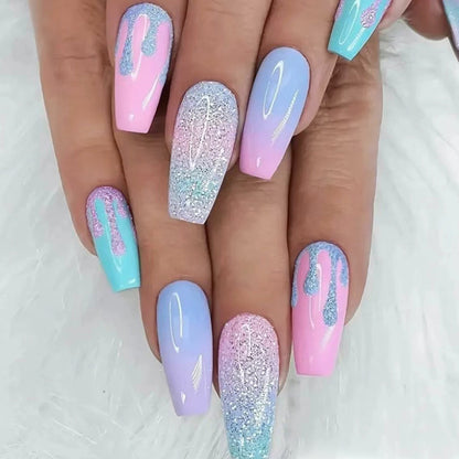 Uñas postizas con purpurina y diseño de macarrón con degradado de color para chica dulce y deslumbrante.