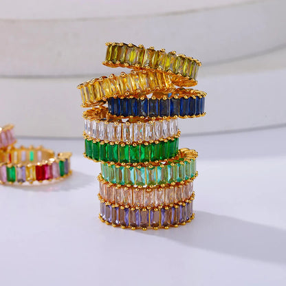 Elegante anillo de circonitas en oro de 18 quilates para mujer