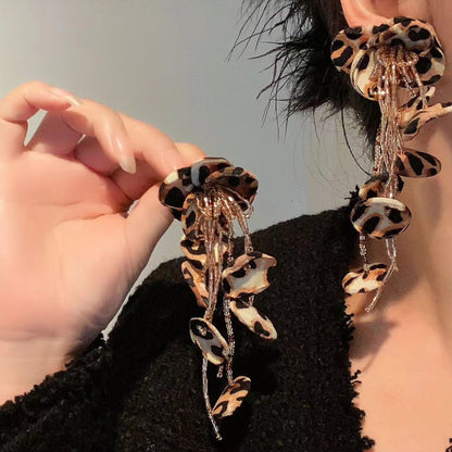 Pendientes largos con borlas florales y estampados de leopardo exagerados