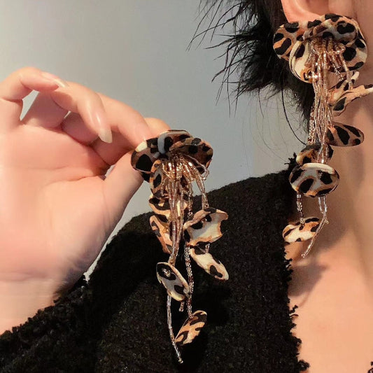 Pendientes largos con borlas florales y estampados de leopardo exagerados