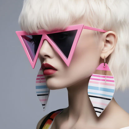 Gafas de sol con montura grande y triángulos exagerados con personalidad