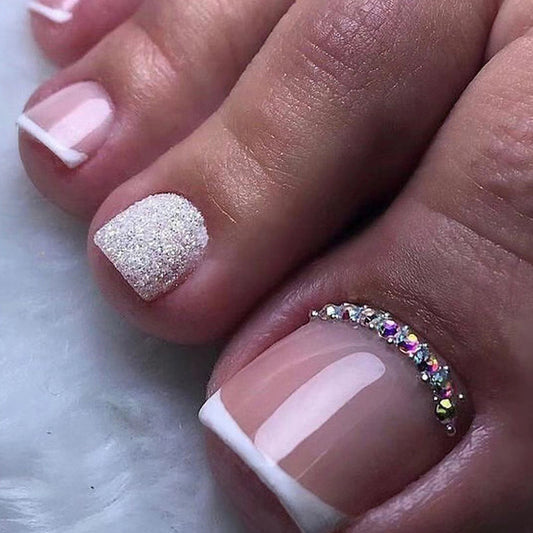 Ongles d'orteils simples et brillants avec strass scintillants