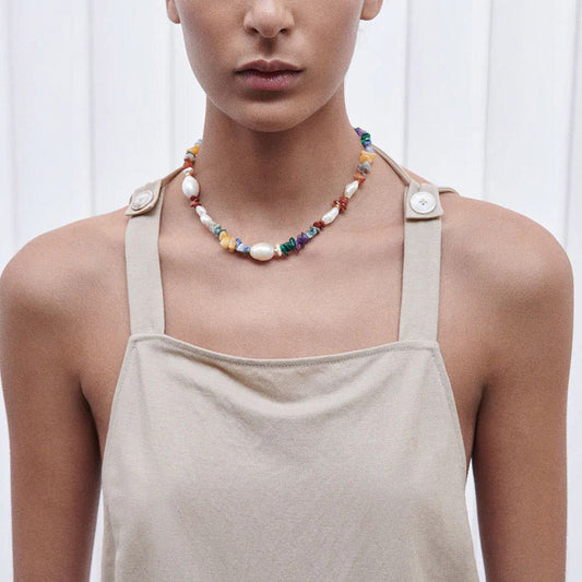 Collar bohemio de piedras multicolores tejidas a mano