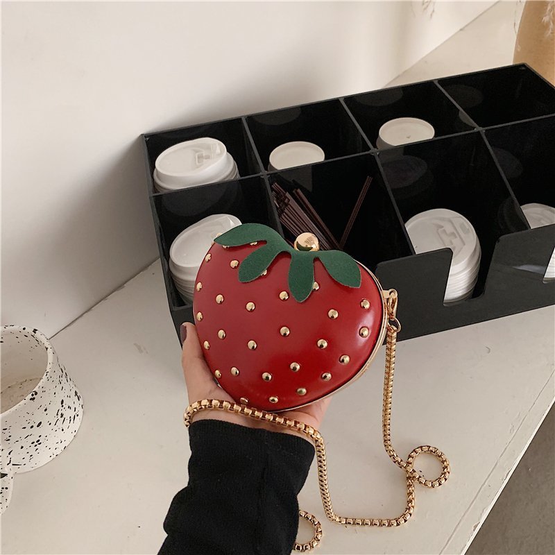 Bolso bandolera moderno de PU con cadena y corazón de fresa