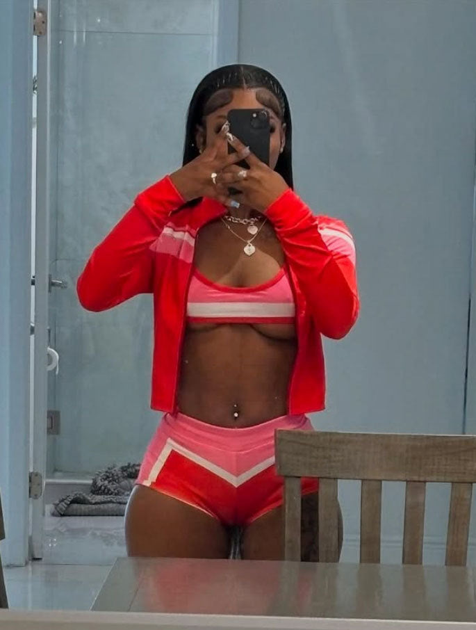 Conjunto de camiseta sin mangas y pantalones cortos con contraste de color sexy para mujer con chaqueta de manga larga
