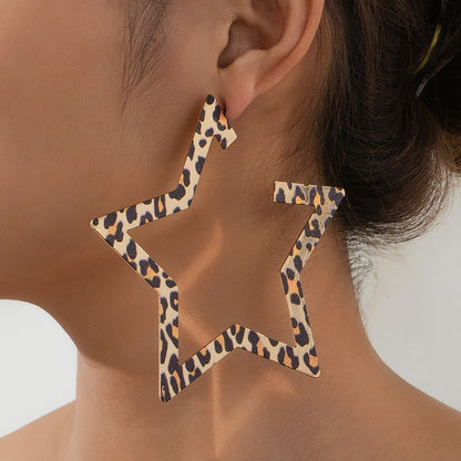 Boucles d'oreilles léopard exagérées creuses en forme d'étoile à cinq branches, style alliage