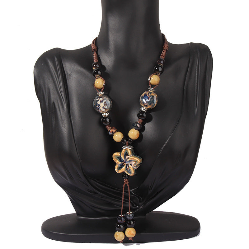 Collar con borlas y cuentas de cerámica bohemia hecho a mano
