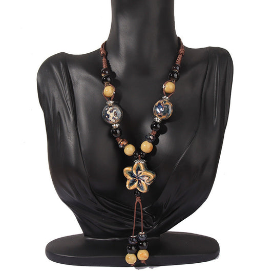 Collar con borlas y cuentas de cerámica bohemia hecho a mano
