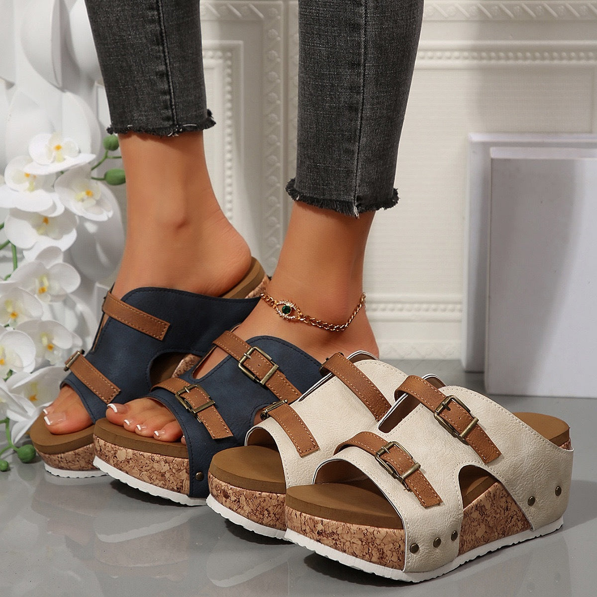 Pantuflas informales de cuña con punta abierta y remaches para mujer