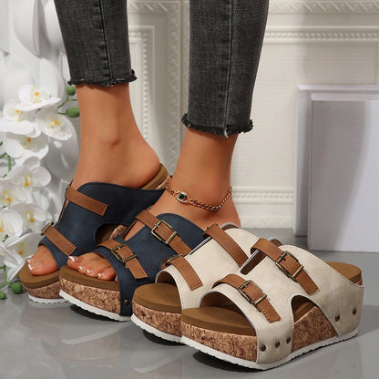 Pantuflas informales de cuña con punta abierta y remaches para mujer