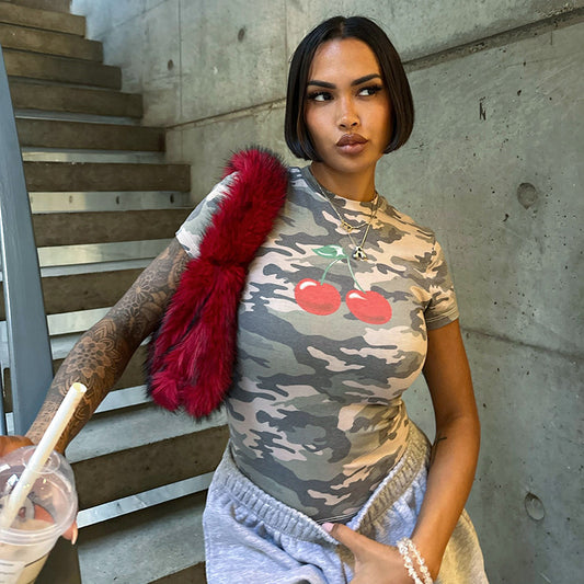 Camiseta de manga corta de algodón con estampado de cerezas y camuflaje para mujer