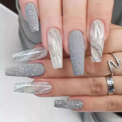 Uñas postizas con purpurina y diamantes de imitación de moda